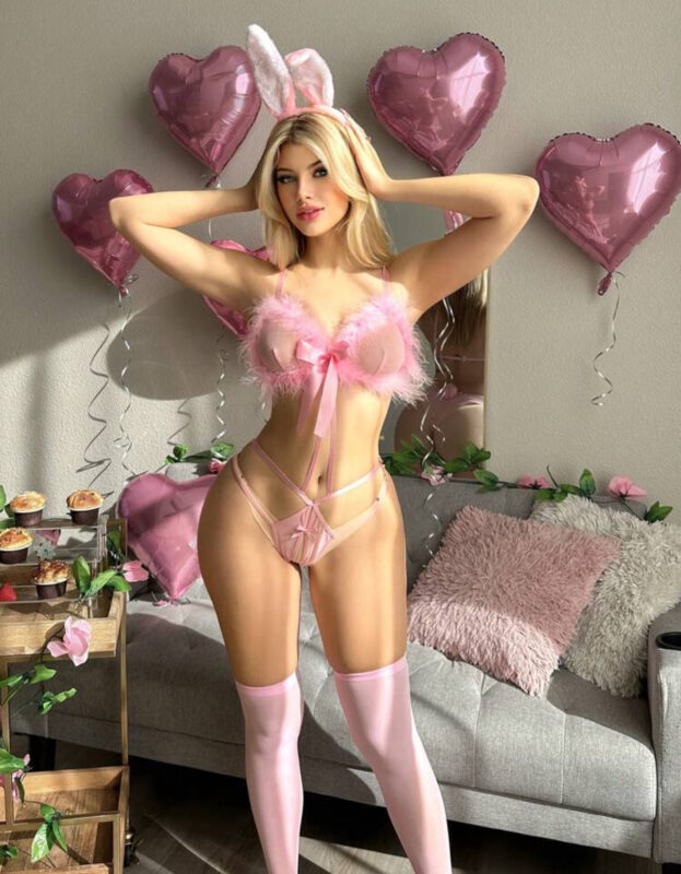 Coneja Rosa Cosplay